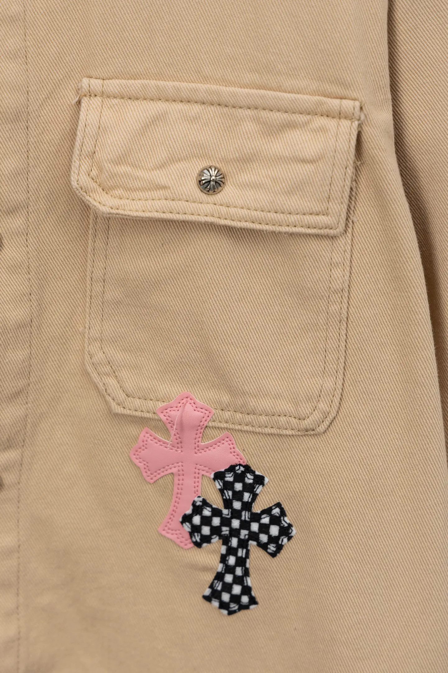 P260 model number/F110 chrome hearts 2025 new limited edition cherry blossom pink checkerboard leather Work Dog Jacket khaki denim jacket denim jacket vi Top heavy industry fashionable design] Consistent high street luxury style creation. Speaking of this style, the Zangyin family and GU family are definitely the leading representative brands. Especially the Zangyin family has really achieved a state-of-the-art effect in creating high street style. The unique washed material is used to create this style. The color system is quite eye-catching. After it is decorated with patchwork cross flowers, it cleverly highlights the charm of the brand. Secondly, this style uses classic The classic high-waist cutting design highlights the long legs and fashionable temperament of the upper body. The brand is highly recognizable and the slim fit configuration is more suitable for daily wear. It is a product that interprets personality, fashion, and specifications at a glance. This single product is enough to make any fan excited. It can be a white T-shirt for youthful preppy style, or a tight suspender for lady style. It has strong matching ability and can be easily controlled by men.  [Materials and craftsmanship] Needless to say, this point goes without saying. As an excellent craftsman brand, Zangyin’s requirements for details and craftsmanship are really perfect. The washed color of this model has gone through so many processes, not to mention the embellishment of denim appliques. It is also purely hand-made and sewn. Just like what they believe in, only hand-made things have soul and have the meaning of wear. A top-notch heavy-duty fashionable denim item, I look forward to your perfect interpretation! !  Color: Picture color Version: Loose